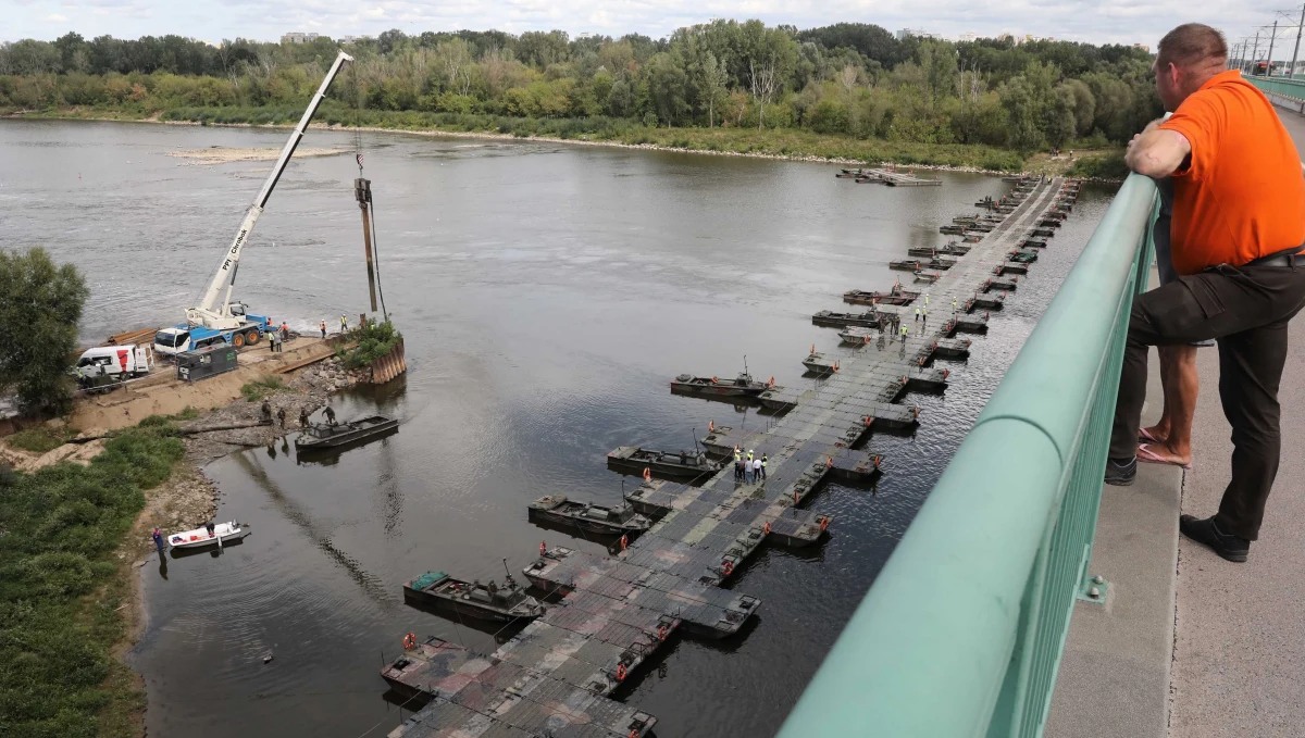 Żołnierze zakończyli budowę mostu pontonowego, na którym zostanie ułożony rurociąg do oczyszczalni "Czajka" w Warszawie. Do środy natomiast zakończy się budowa zbiornika, do którego będę zbierane nieczystości. W wyniku awarii dwóch kolektorów odprowadzających ścieki z lewobrzeżnej Warszawy do oczyszczalni "Czajka", do których doszło w miniony wtorek i środę do Wisły zrzucane są nieczystości.