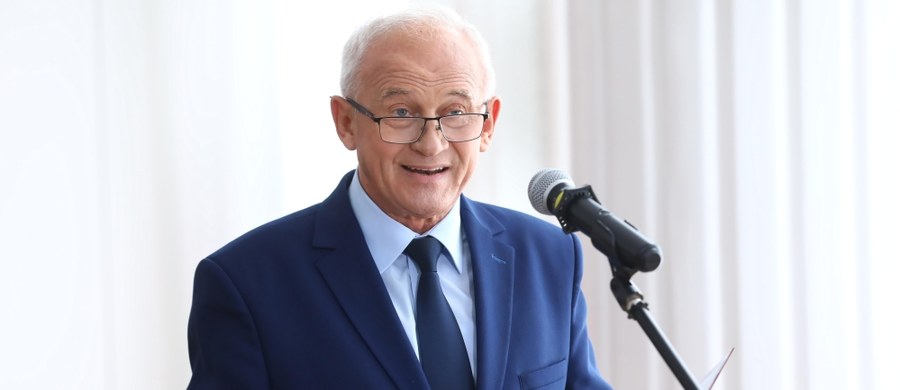 "Za wcześnie o tym rozmawiać" – mówił w Krynicy-Zdroju minister energii Krzysztof Tchórzewski pytany, czy również w przyszłym roku możliwa będzie interwencja legislacyjna, zamrażająca ceny prądu dla gospodarstw domowych. "Ciężko pracuję nad tym, żeby w tym roku wszystko wyszło dobrze (w zakresie utrzymania ubiegłorocznych cen energii – PAP). Bo niechcący przedobrzyłem - ceny prądu aż o 6 proc. spadły w tym roku; to jest konkretna informacja podana przez Główny Urząd Statystyczny" – powiedział dziennikarzom.