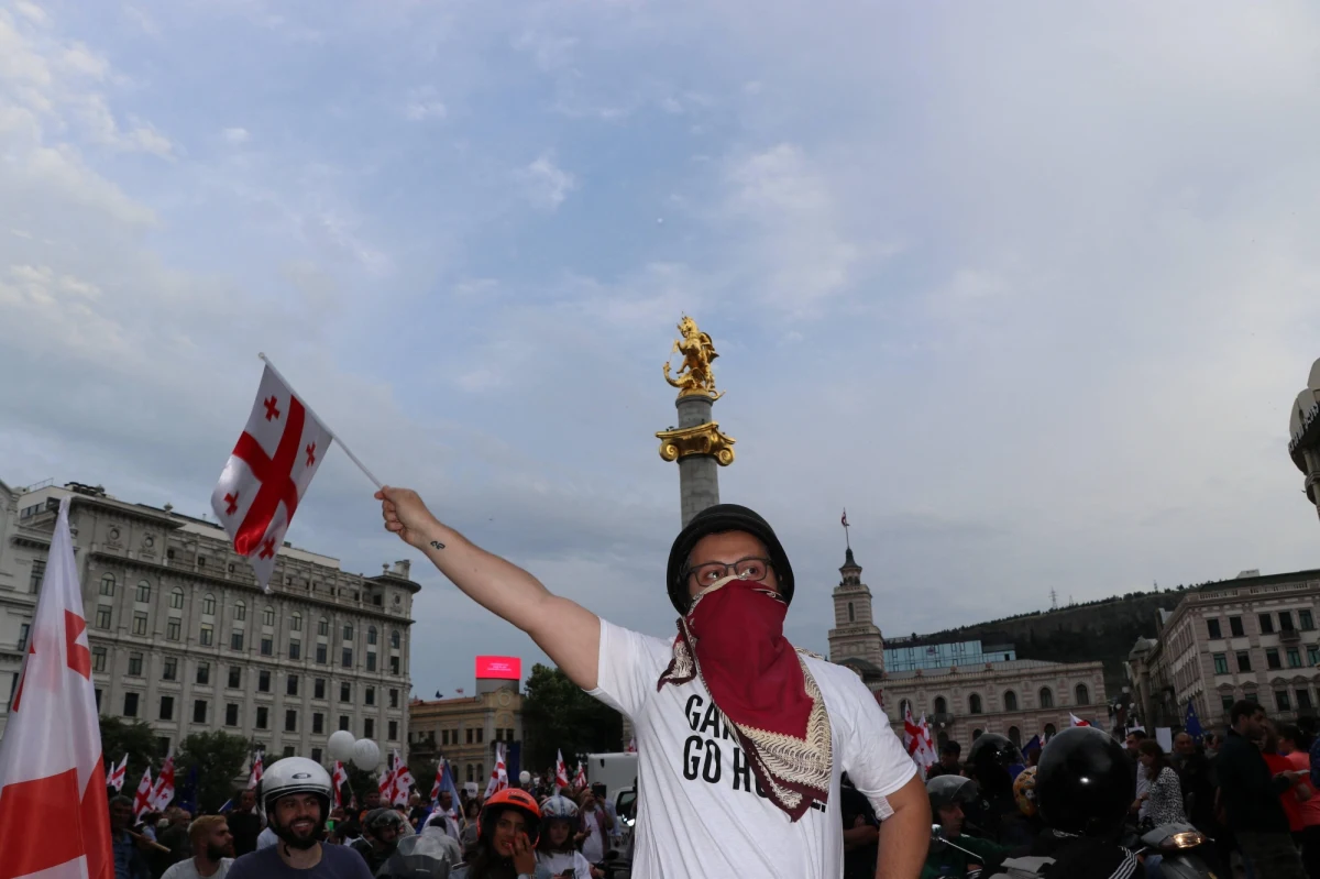 Przed budynkiem gruzińskiego parlamentu w centrum Tbilisi we wtorek trwa protest przeciwko nominacji na nowego premiera dotychczasowego szefa MSW Giorgiego Gacharii. Były prezydent Micheil Saakaszwili zaapelował do społeczeństwa o udział w demonstracjach.