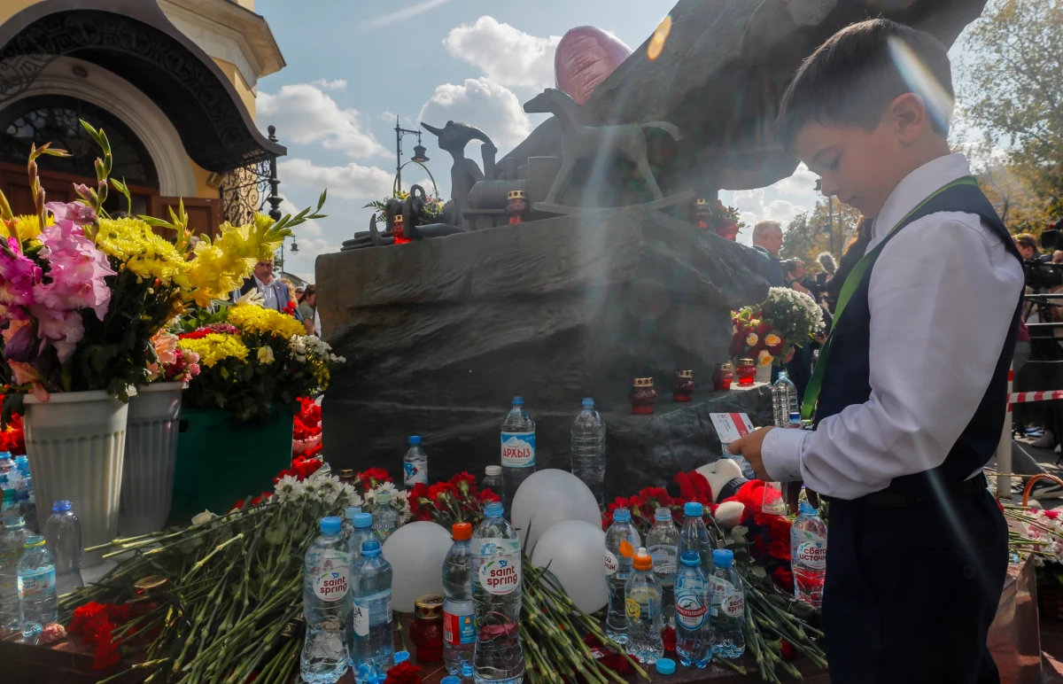 W Moskwie uczczono we wtorek pamięć ofiar ataku terrorystycznego na szkolę w Biesłanie z 1 września 2004 roku. Pod pomnikiem przy cerkwi Narodzenia Matki Bożej na Kuliszkach złożono wieńce. W niebo wypuszczono 333 białe balony, symbolizujące liczbę ofiar.