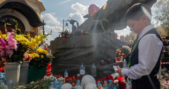 W Moskwie uczczono we wtorek pamięć ofiar ataku terrorystycznego na szkolę w Biesłanie z 1 września 2004 roku. Pod pomnikiem przy cerkwi Narodzenia Matki Bożej na Kuliszkach złożono wieńce. W niebo wypuszczono 333 białe balony, symbolizujące liczbę ofiar.