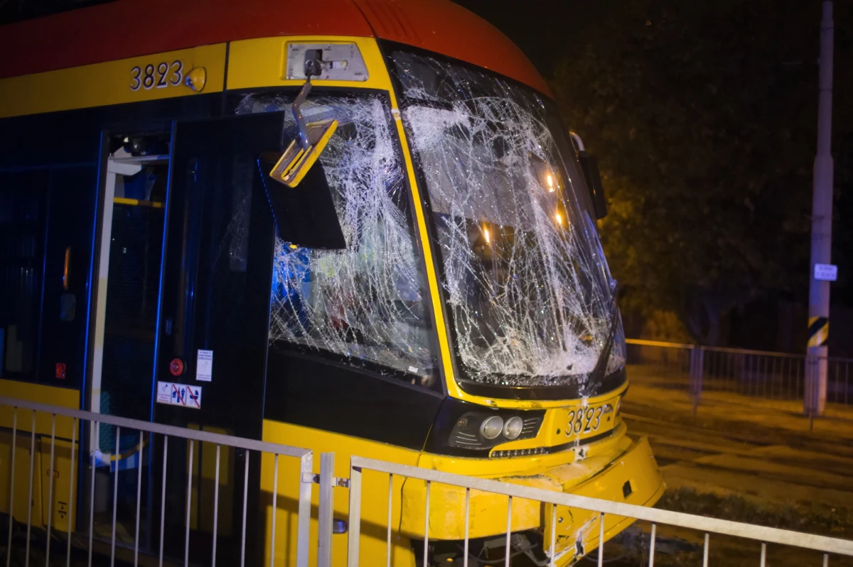 13 osób zostało rannych w zderzeniu dwóch tramwajów w pobliżu zajezdni na warszawskiej Woli. Do wypadku doszło o godz. 20.15 na pętli Cmentarz Wolski.