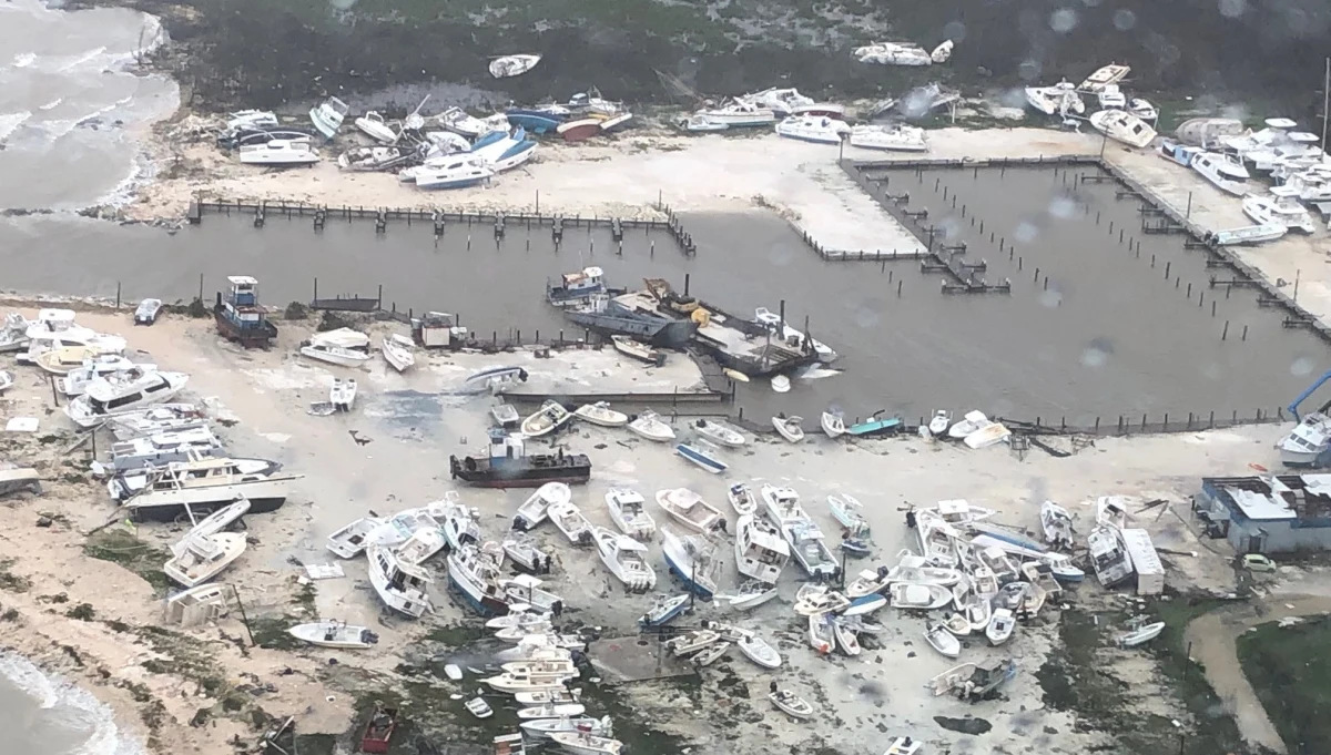 Pierwszy oficjalny bilans strat po przejściu huraganu Dorian wskazuje, że zginęło 7 osób - powiedział premier rządu Bahamów Hubert Minnis. "Trzeba liczyć się z większą liczbą zabitych" - dodał. Huragan zbliża się do przylądka Canaveral na Florydzie. 