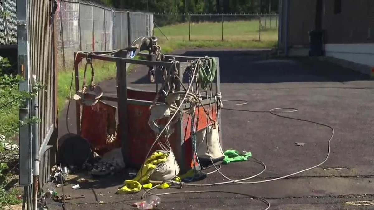 Trzech mężczyzn zginęło w wypadku żurawia podczas prac naprawczych na maszcie radiowym w Eschwege w środkowych Niemczech. Technicy spadli w wysokości 50 metrów na asfaltową nawierzchnię, gdy zerwała się gondola, w której się znajdowali. Zginęli na miejscu. Przyczyny wypadku badają śledczy.