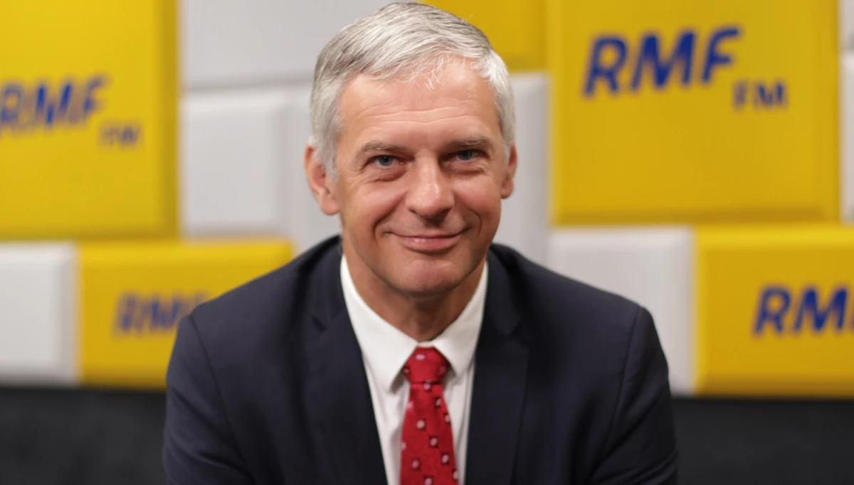 Małgorzata Kidawa-Błońska została wczoraj ogłoszona kandydatką na premiera z ramienia Koalicji Obywatelskiej. Politykom Platformy wypomina się, że nie tak dawno krytykowali Jarosława Kaczyńskiego za “chowanie się za Beatą Szydło”, a teraz sam Grzegorz Schetyna, jako lider partii, nie chce zostać szefem rządu. “Tylko kołek w płocie nie zmienia zdania” – komentuje to w Porannej rozmowie w RMF FM Paweł Poncyljusz, “jedynka” Koalicji Obywatelskiej w Rzeszowie. 