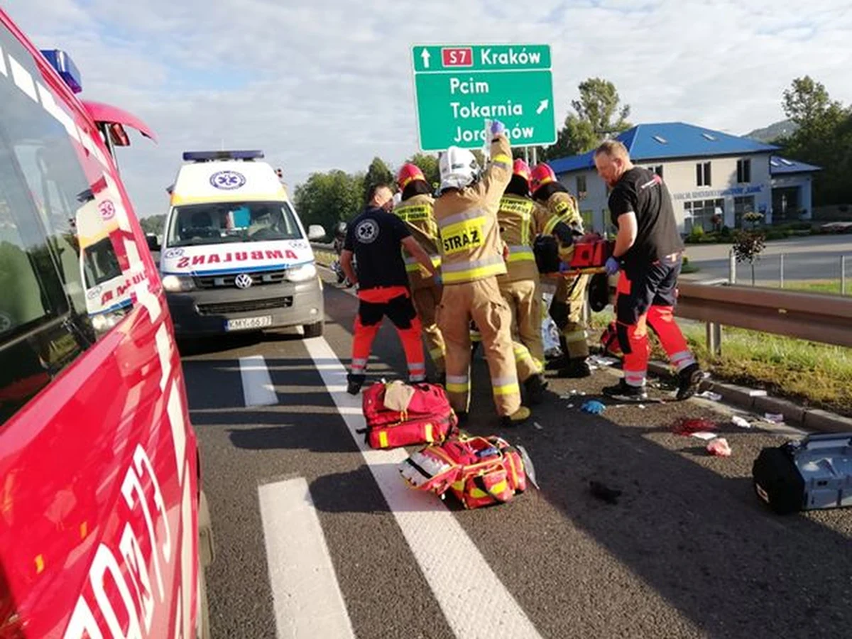 Do niecodziennego wypadku doszło rano na zakopiance w Pcimiu w Małopolsce. Z auta jadącego trasą w stronę Krakowa wyskoczył mężczyzna. Na miejsce wezwano śmigłowiec Lotniczego Pogotowia Ratunkowego.