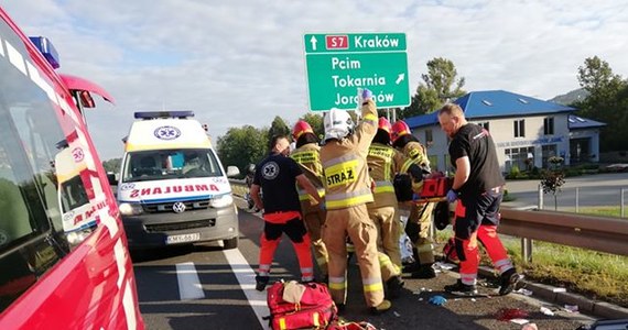 Do niecodziennego wypadku doszło rano na zakopiance w Pcimiu w Małopolsce. Z auta jadącego trasą w stronę Krakowa wyskoczył mężczyzna. Na miejsce wezwano śmigłowiec Lotniczego Pogotowia Ratunkowego.