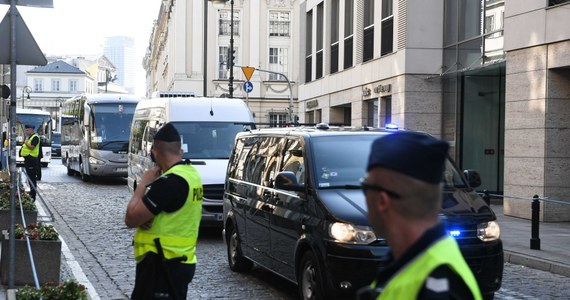 Realne zagrożenie? Prowokacja służb? Czy może głupi żart? Stołeczni policjanci zatrzymali troje Ukraińców, którzy grozili zamachem podczas obchodów 80. rocznicy wybuchu II wojny światowej w Warszawie.