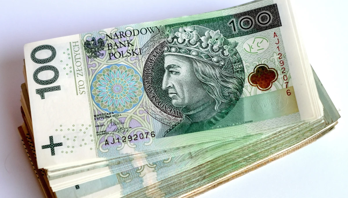 ​Warszawa właśnie zaczęła wypłacać z własnych funduszy podwyżki dla nauczycieli. Chodzi o ponad 9 proc., które rząd przyznał w czasie strajku nauczycieli. "Nie dostaliśmy jeszcze ani grosza z budżetu państwa" - mówi RMF FM dyrektor stołecznego wydziału edukacji Joanna Gospodarczyk.