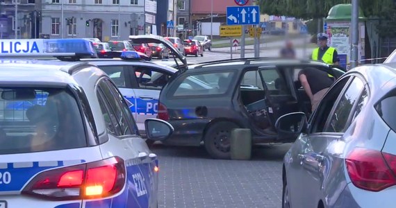 Policyjny pościg ulicami Zielonej Góry. Rozpoczął się po tym, jak jeden z patroli próbował zatrzymać kierowcę forda mondeo do kontroli. Ten zaczął uciekać. Funkcjonariusze ruszyli w pościg. Gdy ford zawracał, jeden z radiowozów staranował go, by uniemożliwić kierowcy dalszą ucieczkę.