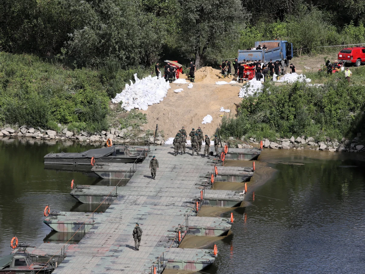 „W piątek wieczorem ścieki przestaną płynąć do Wisły” - taką informację po kolejnym sztabie kryzysowym przekazał prezydent Warszawy Rafał Trzaskowski. Od tego momentu ma być gotowy rurociąg, który zostanie ułożony na moście pontonowym zbudowanym przez wojsko.