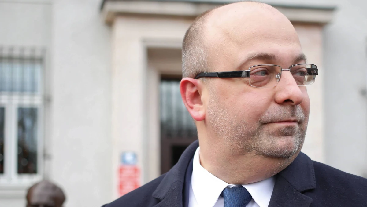 Jest wniosek o niedopuszczenie byłego wiceministra sprawiedliwości Łukasza Piebiaka do orzekania w sądzie rejonowym w Warszawie. Jak ujawniliśmy, Kolegium Sądu Okręgowego zatwierdziło wczoraj plan obowiązków Piebiaka, co oznacza, ze bohater „afery hejterskiej” w resorcie Zbigniewa Ziobry może - nawet w czwartek - wrócić na salę sądową. 