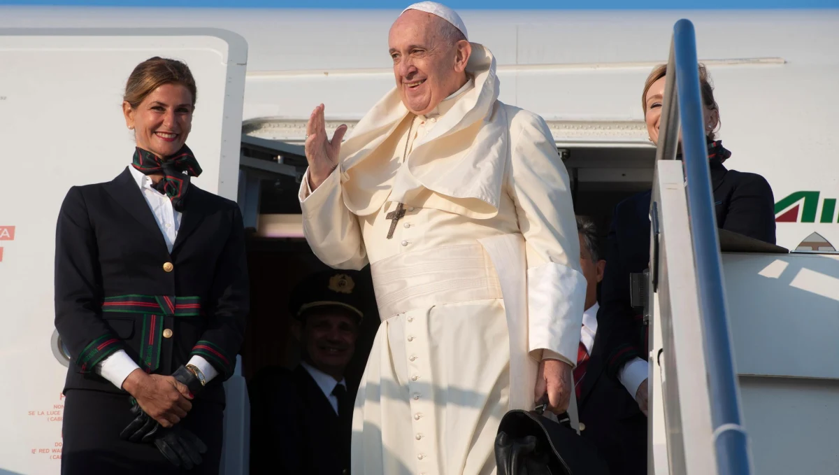 Papież Franciszek powiedział w środę, że za "zaszczyt" uważa to, że "atakują" go Amerykanie. Tak w rozmowie z dziennikarzami w samolocie w drodze do Mozambiku skomentował ukazanie się książki na temat prób kwestionowania jego pontyfikatu.