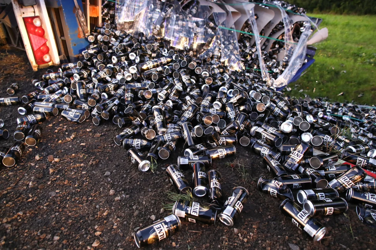 Droga krajowa nr 77 na Podkarpaciu pomiędzy Sandomierzem a Stalową Wolą zablokowana. W miejscowości Zaleszany przewróciła się ciężarówka, z której naczepy wysypały się setki puszek na piwo. 