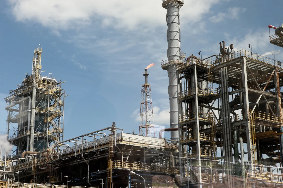 Na instalacji olefin w głównym zakładzie produkcyjnym PKN Orlen w Płocku doszło do awarii. W miejscu, gdzie powstają tworzywa sztuczne, trzeba było wyłączyć jedną ze sprężarek. "Trwa stabilizacja procesu na tej instalacji. Proces spalania pod kontrolą służb - nie ma wpływu na zdrowie czy środowisko" - podała po awarii spółka. 