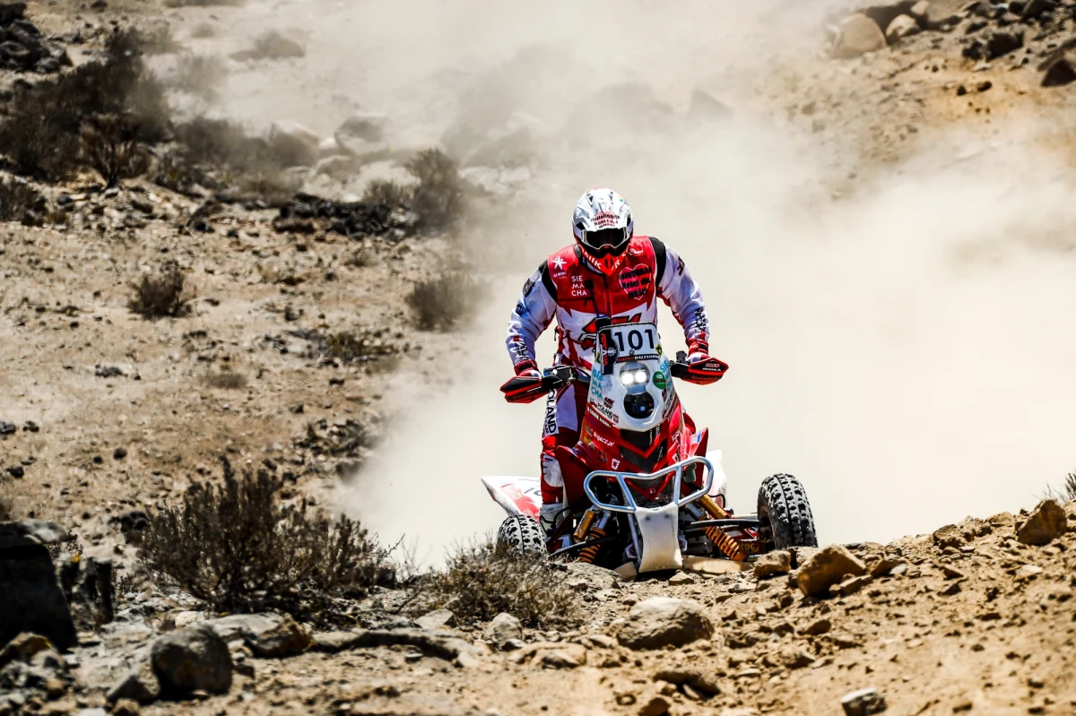 Drugi etap Atacama Rally i drugi dublet "dwójek". Podobnie, jak we wtorek, Rafał Sonik ukończył środowy odcinek specjalny z drugim czasem i utrzymał pozycję wicelidera w klasyfikacji chilijskich zmagań. Nie było to łatwe, ponieważ trasa okazała się niezwykle wymagająca, a nawigowania pośród głazów i skalistych wąwozów nie ułatwił… żart kibiców.