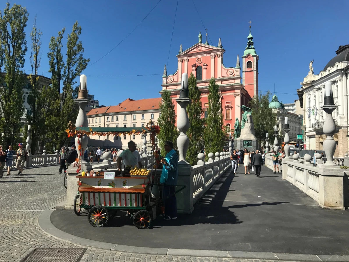 Już jutro w słoweńskiej stolicy nasi piłkarze powalczą o kolejne punkty eliminacji Euro 2020. To będzie siódmy w historii pojedynek Polaków ze Słoweńcami. Zanim rozpoczną się piłkarskie emocje i nasza kadra zamelduje się w Lublanie, wybrałem się na zwiedzanie miasta. Zapraszam na krótki spacer. 