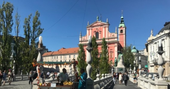 Już jutro w słoweńskiej stolicy nasi piłkarze powalczą o kolejne punkty eliminacji Euro 2020. To będzie siódmy w historii pojedynek Polaków ze Słoweńcami. Zanim rozpoczną się piłkarskie emocje i nasza kadra zamelduje się w Lublanie, wybrałem się na zwiedzanie miasta. Zapraszam na krótki spacer. 