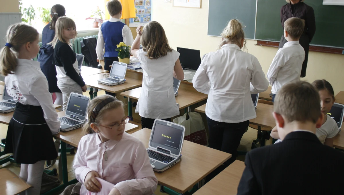 Reaktywacja szkolnictwa zawodowego stoi pod znakiem zapytania z powodu braku nauczycieli przedmiotów branżowych - donosi "Nasz Dziennik". Tuż przed rozpoczęciem roku szkolnego pojawiły się głosy, że w szkołach brakuje około 7 tys. pedagogów - poinformowała gazeta. 