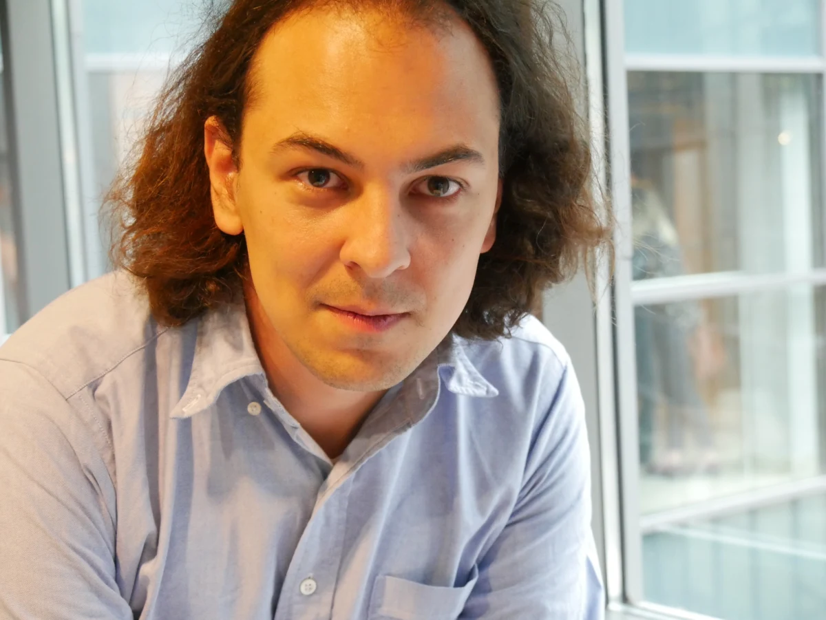 Matematyka to jest taki zdrowy rozsądek+. Zdrowy rozsądek jest w naszym życiu wszędzie, ale jeżeli potrzebuje się takiego bardzo precyzyjnego zdrowego rozsądku, to to jest matematyka - mówi RMF FM Maksym Radziwiłł, laureat nagrody im. Stefana Banacha, którą otrzymał w Krakowie podczas jubileuszowego zjazdu w stulecie Polskiego Towarzystwa Matematycznego. Polsko-kanadyjski geniusz matematyczny mówi Grzegorzowi Jasińskiemu, jak pracuje, czym się inspiruje i dlaczego kreatywna praca przypomina mu spacer. Jak podkreśla, matematyka pozwala pracować nieskończonością, jeżeli coś jest skończone, to jest to problem do komputera, nie dla matematyka.