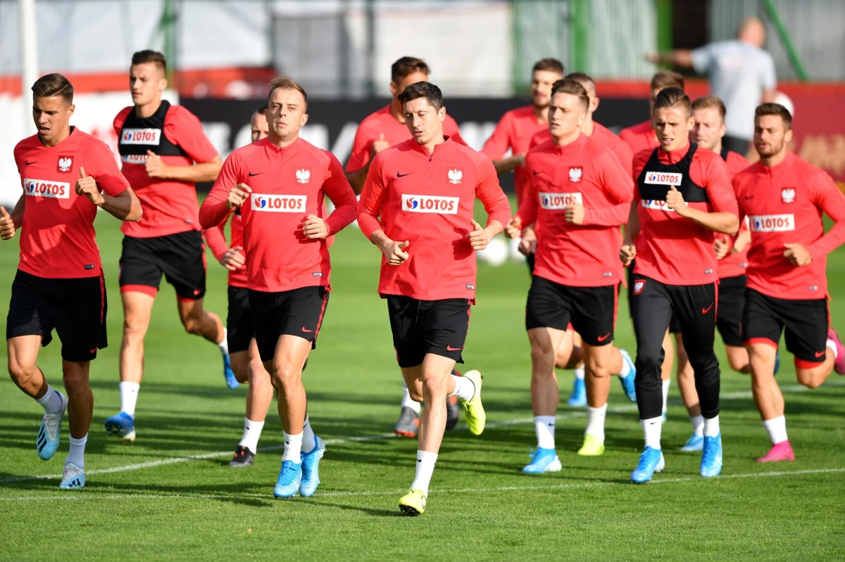 Kamil Glik z powodu kontuzji wciąż nie trenuje z reprezentacją Polski, przygotowującą się do meczów eliminacji mistrzostw Europy ze Słowenią w Lublanie i Austrią w Warszawie. W środowych zajęciach uczestniczył natomiast już Grzegorz Krychowiak.