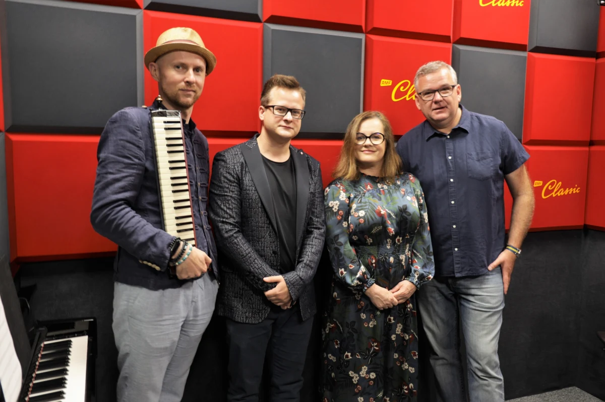 Po wakacyjnej przerwie na antenę Radia RMF Classic wraca cykl "Piosenka z prawdziwego zdarzenia". W każdą środę w porannym "Śniadaniu Mistrzów" tuż po godzinie 9-tej, Artur Andrus wraz z prowadzącym program przegląda informacje z Polski i świata podawane w serwisach radiowych w poszukiwaniu inspiracji do napisania tekstu piosenki.