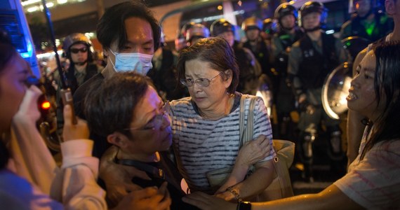 Rząd ChRL "rozumie, szanuje i popiera" decyzję o wycofaniu projektu zmian w prawie ekstradycyjnym, ale została ona podjęta w Hongkongu - oświadczyła szefowa władz tego regionu Carrie Lam. Opozycja uznaje ten krok za mało znaczący i spóźniony.
