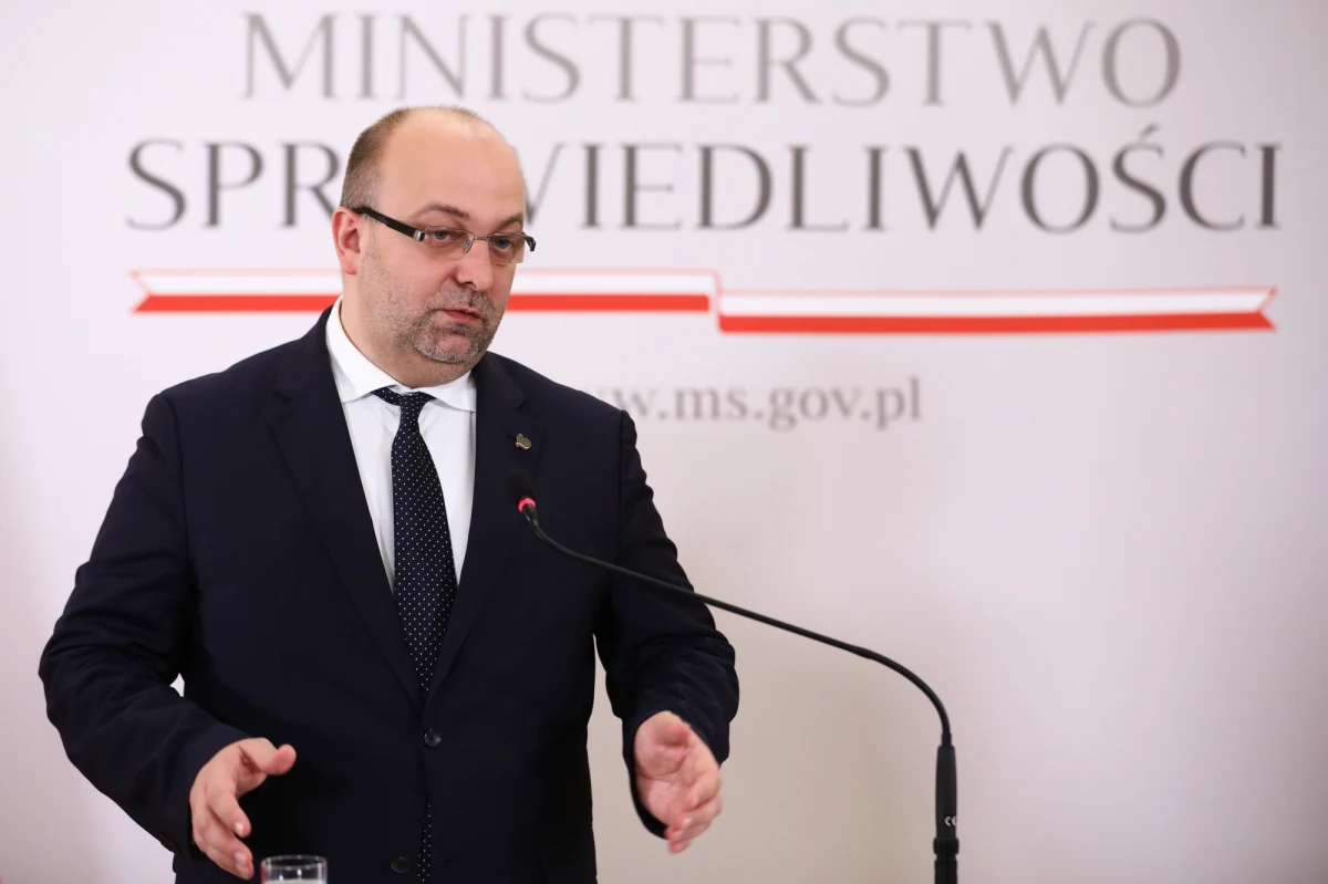 Sędzia Łukasz Piebiak wraca do orzekania w pełnym wymiarze. Znamy tzw. "Formularz podziału czynności", które zostały przydzielone sędziemu w wydziale gospodarczym Sądu Rejonowego w Warszawie. Bohater "afery hejterskiej" wrócił do orzekania po czterech latach pracy w ministerstwie sprawiedliwości. 