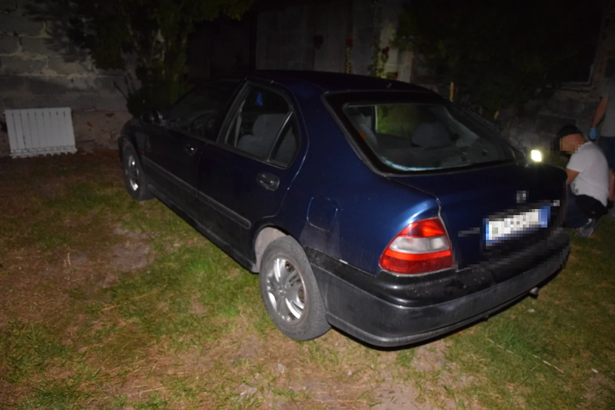 Mężczyzna woził w bagażniku auta partnerkę swojego brata. Pozbawił ją wolności prawdopodobnie dlatego, że brat nie chciał uczestniczyć w jego przestępczych procederach.