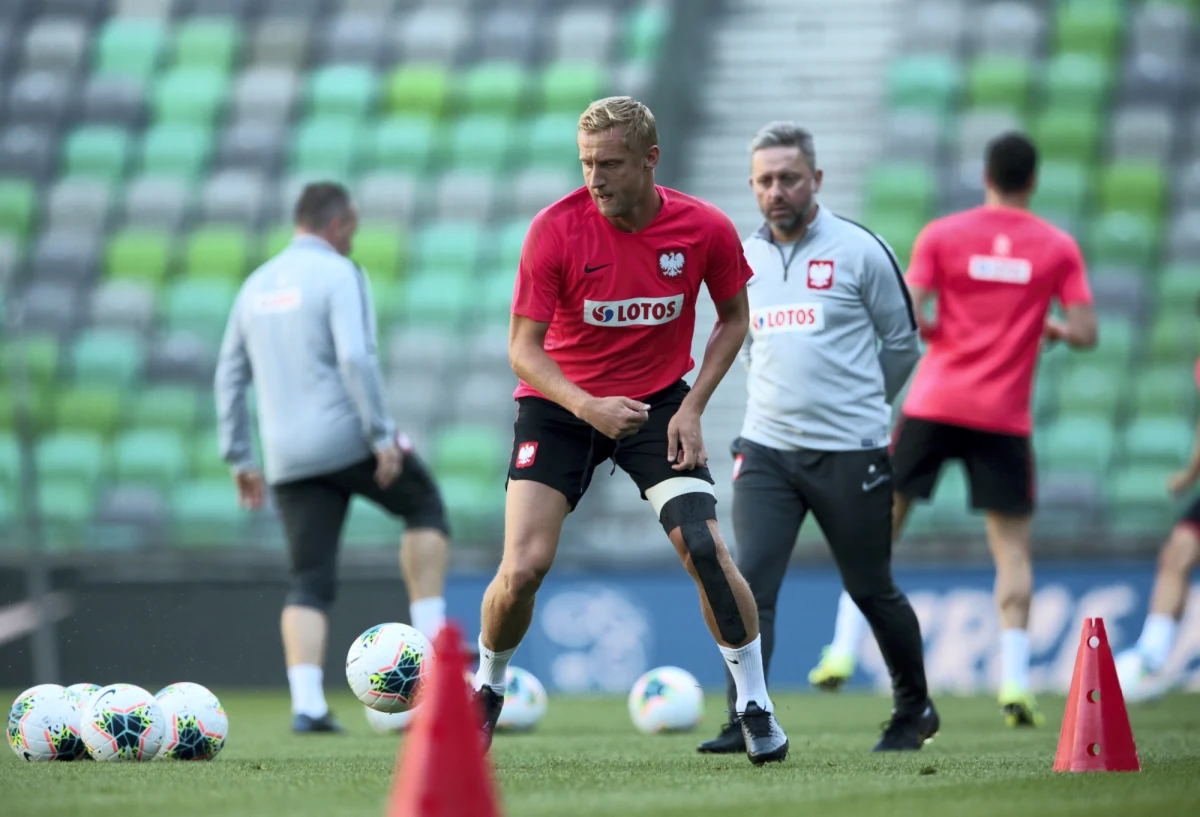 Wszystkie bilety na dzisiejszy wieczór sprzedane. Polacy ruszają z jesiennymi meczami w eliminacjach piłkarskich mistrzostw Europy. Na początek kadra Jerzego Brzęczka zmierzy się na wyjeździe ze Słowenią. Arena Stozice może pomieścić ponad 16 tysięcy kibiców i właśnie komplet obejrzy dzisiejsze spotkanie.