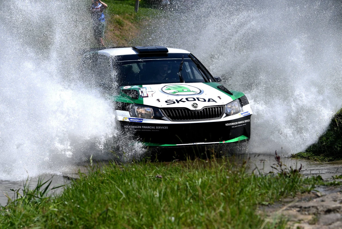 Pozostały już tylko dwie rundy do końca sezonu Rajdowych Samochodowych Mistrzostw Polski! Pierwsza z nich – Rajd Śląska rusza już dziś. Do walki o cenne punkty i końcowy triumf w klasyfikacji generalnej, ale również w poszczególnych klasach zgłosiło się 56 rajdowych załóg. Arytmetyka nie pozostawia jednak wątpliwości. O mistrzowski tytuł walczą już tylko dwaj kierowcy: Miko Marczyk za kierownicą Skody Fabii R5 i Tomasz Kasperczyk w Fordzie Fiesta R5. Ten pierwszy może nawet założyć mistrzowską koronę już na Śląsku.