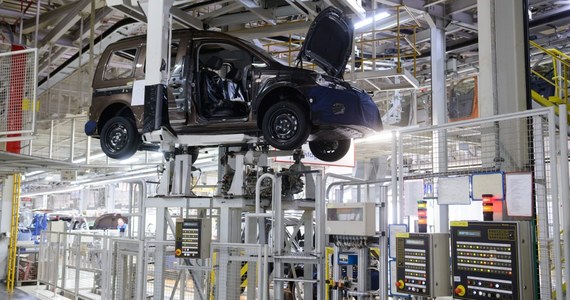Volkswagen zwiększa automatyzację produkcji w Polsce, ale przez to zredukuje zatrudnienie - pisze "Rzeczpospolita".