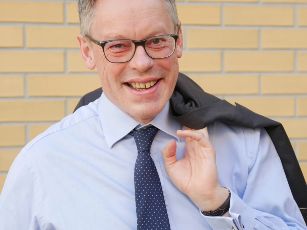 "Myślę, że moja książka zmieni obraz historii złamania kodu Enigmy Brytyjczykom, którzy wyobrażali sobie, że Alan Turing dokonał tego sam, pracując w jakiejś ciemnej szopie. To nieprawda" - mówi RMF FM Dermot Turing. Autor książki "XYZ. Prawdziwa historia złamania szyfru Enigmy" i bratanek słynnego kryptologa Alana Turinga jest gościem jubileuszowego zjazdu matematyków polskich w 100-lecie PTM. Weźmie udział uroczystości upamiętnienia polskich matematyków, Mariana Rejewskiego, Jerzego Różyckiego i Henryka Zygalskiego w Panteonie Narodowym w kościele św. Piotra i Pawła w Krakowie. Wczoraj minęła 80 rocznica ewakuacji polskich kryptologów z Warszawy. Do Francji dotarli 25 września 1939 roku. 