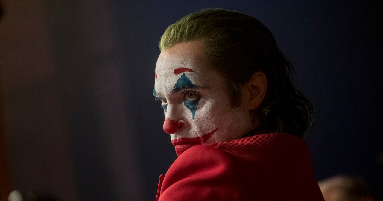 Przemoc oraz sceny nagości sprawiły, że druga część "Jokera", film "Joker: Folie a Deux" otrzymał kategorię wiekową R. To oznacza, że widzowie poniżej siedemnastego roku życia będą mogli obejrzeć produkcję wyłącznie w towarzystwie dorosłego opiekuna. Jak będzie w Polsce?