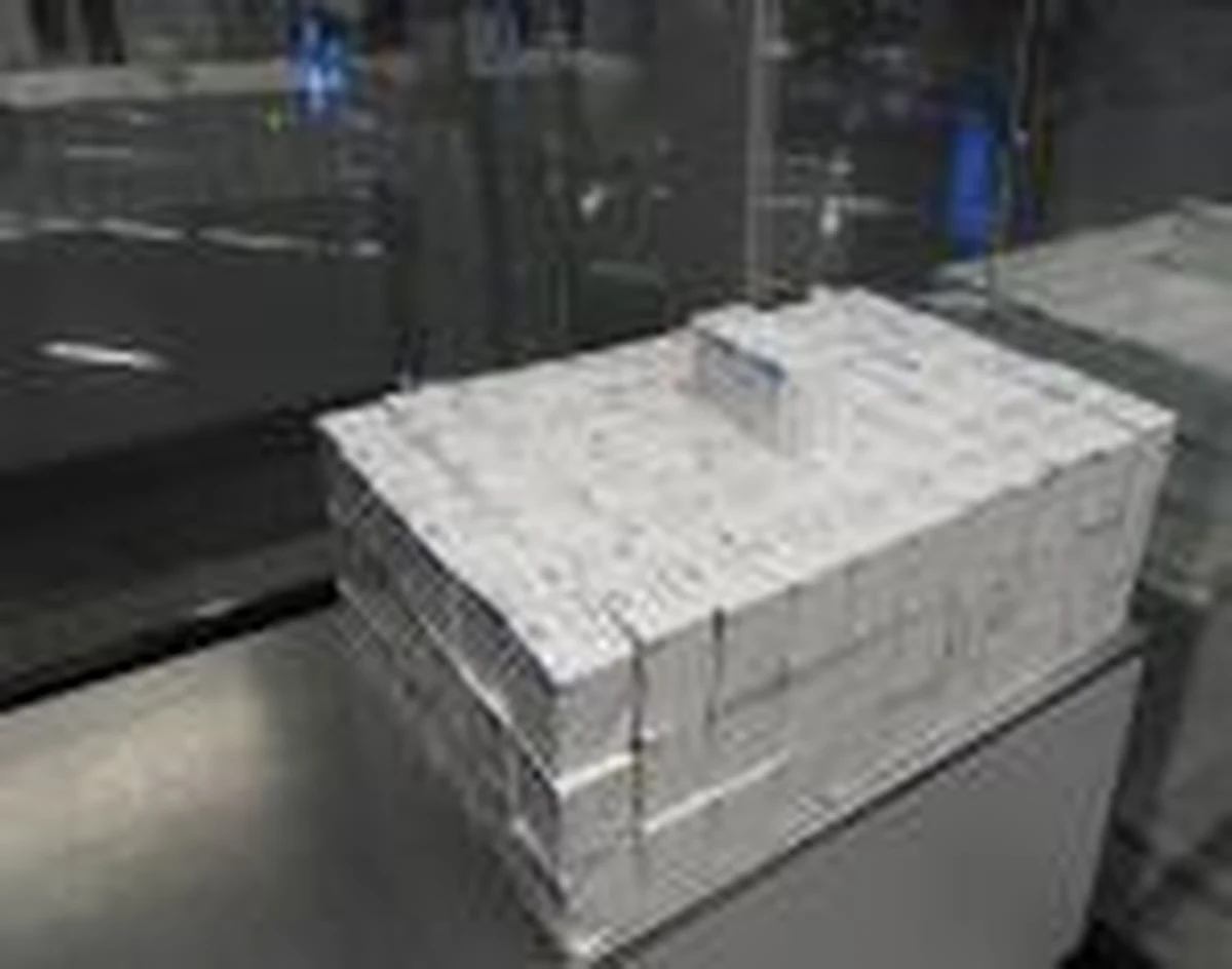 ​Funkcjonariusze mazowieckiej Krajowej Administracji Skarbowej znaleźli w bagażu obywatela Ukrainy ponad 4000 ampułek z lekami niewiadomego pochodzenia. W składzie leku  znalazł się między innymi wyciąg z krwi zwierzęcej. Wartość przemycanych ampułek oszacowano na ponad 18 tys. złotych.