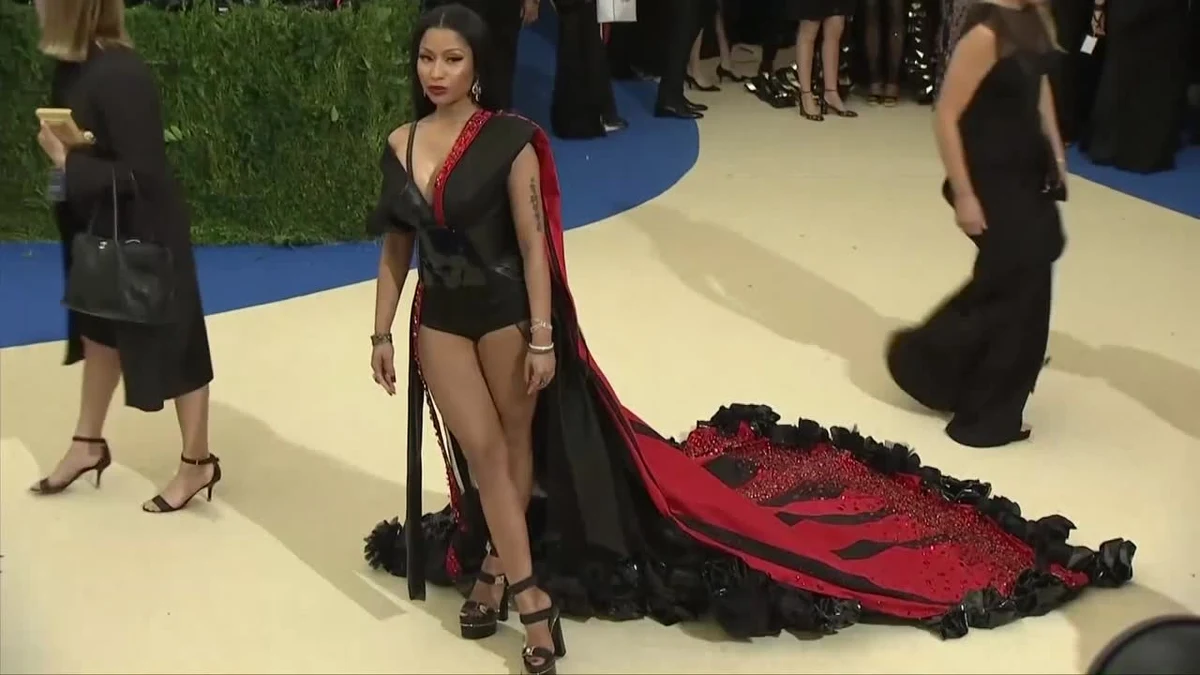 Nicki Minaj postanowiła zakończyć karierę. Gwiazda przechodzi na muzyczną emeryturę i planuje założyć rodzinę. Nowiną podzieliła się na Twiterze. Swoich fanów poprosiła jednak, by cały czas byli jej reprezentantami. Dodała też, że zawsze będzie ich kochała. Wzruszeni podziękowali wokalistce za wszystkie lata spędzone z jej muzyką.