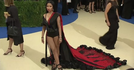 Nicki Minaj postanowiła zakończyć karierę. Gwiazda przechodzi na muzyczną emeryturę i planuje założyć rodzinę. Nowiną podzieliła się na Twiterze. Swoich fanów poprosiła jednak, by cały czas byli jej reprezentantami. Dodała też, że zawsze będzie ich kochała. Wzruszeni podziękowali wokalistce za wszystkie lata spędzone z jej muzyką.