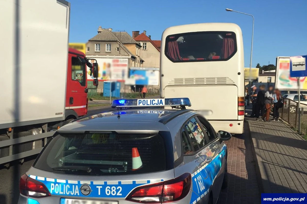 Policjanci z Nowego Miasta Lubawskiego w woj. warmińsko-mazurskim zatrzymali autobus rejsowy, w którym aż o 25 osób przekroczona była maksymalna liczba podróżnych. Wśród nich byli uczniowie.