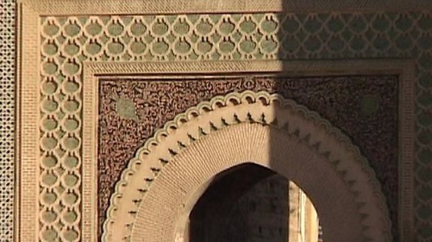 Maroko jest niczym spełnienie marzeń z “Baśni tysiąca i jednej nocy”. Na podróżnych czekają tu tysiące cudów arabskiego świata: stare miasta, meczety, bazary, naturalne piękno przyrody od ogrodów palmowych po piaszczyste wydmy, od zaśnieżonych szczytów gór Atlas po plaże Agadiru. Liczne oblicza Maroka odkrywamy stopniowo w dźwiękach fletów zaklinaczy węży, w ciszy panującej w meczetach i wśród tubylców zamieszkujących Saharę, w aromacie przypraw i harmidrze bazaru... 