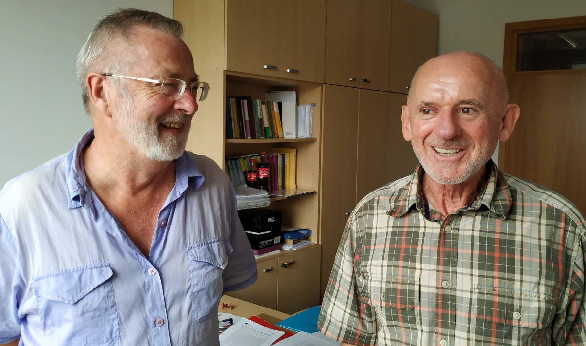 Matematyków motywuje ciekawość i poszukiwanie piękna. Znalezienie praktycznego zastosowania dla ich teorii nie ma znaczenia, choć - jeśli się znajdzie - cieszy i... zaskakuje - mówią RMF FM prof. Wojciech Kucharz z Uniwersytetu Jagiellońskiego i prof. Jacek Bochnak z Vrije Universiteit Amsterdam. Prof. Kucharz został w tym roku wyróżniony prestiżową Nagrodą Banacha. Podczas uroczystości jej wręczenia, w trakcie jubileuszowego zjazdu matematyków polskich w stulecie Polskiego Towarzystwa Matematycznego, laudację wygłosił prof. Bochnak. W rozmowie z Grzegorzem Jasińskim podkreślają, że matematyka jest, istnieje, a matematycy ją tylko odkrywają.