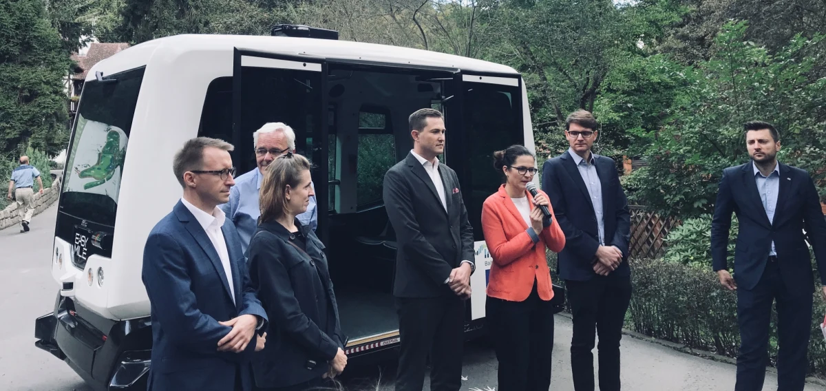 Gdańsk to pierwsze miasto w Polsce, które testuje autonomicznego elektrycznego busa. Do końca września będzie on woził zwiedzających do oliwskiego ZOO.