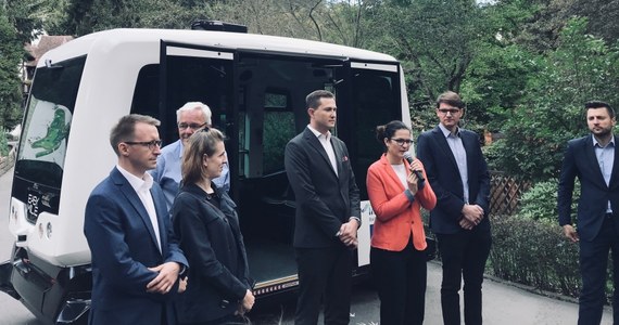 Gdańsk to pierwsze miasto w Polsce, które testuje autonomicznego elektrycznego busa. Do końca września będzie on woził zwiedzających do oliwskiego ZOO.