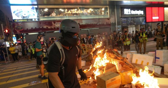 Policja w Hongkongu użyła gazu łzawiącego i pieprzowego oraz gumowych pocisków, aby rozpędzić demonstrantów przed stacją metra na gęsto zaludnionym półwyspie Koulun - podał Reuters. Miasto przygotowuje się na kolejny weekend antyrządowych protestów, które wywołał projekt zmian przepisów ekstradycyjnych, umożliwiający odsyłanie podejrzanych z Hongkongu do Chin kontynentalnych.