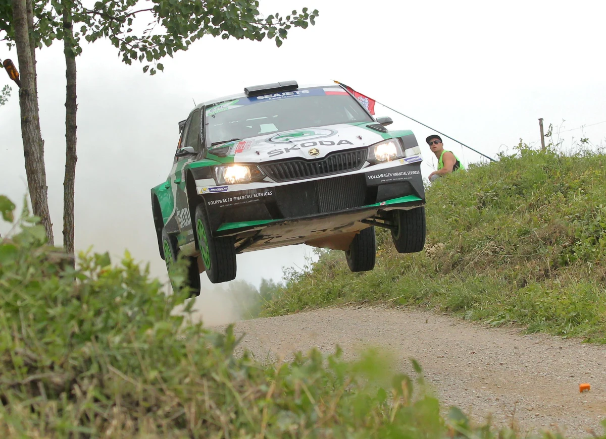 Mikołaj Marczyk i Szymon Gospodarczyk byli najszybsi na obu piątkowych odcinkach specjalnych Rajdu Śląska i przed sobotnimi oesami mają już prawie 7 sekund przewagi nad rywalami. Tomasz Kasperczyk i Damian Syty – druga załoga pretendująca do tytułu mistrzowskiego zajmuje drugą pozycję, ex-aequo z Maciejem Lubiakiem i Michałem Trelą.