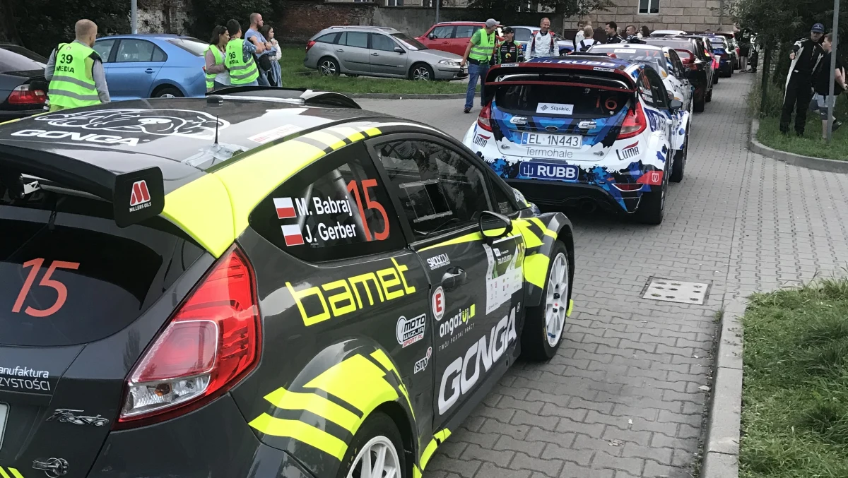 Trwa samochodowy Rajd Śląska, do którego zgłosiło się ponad 100 załóg. Kierowcy startują w trzech kategoriach.