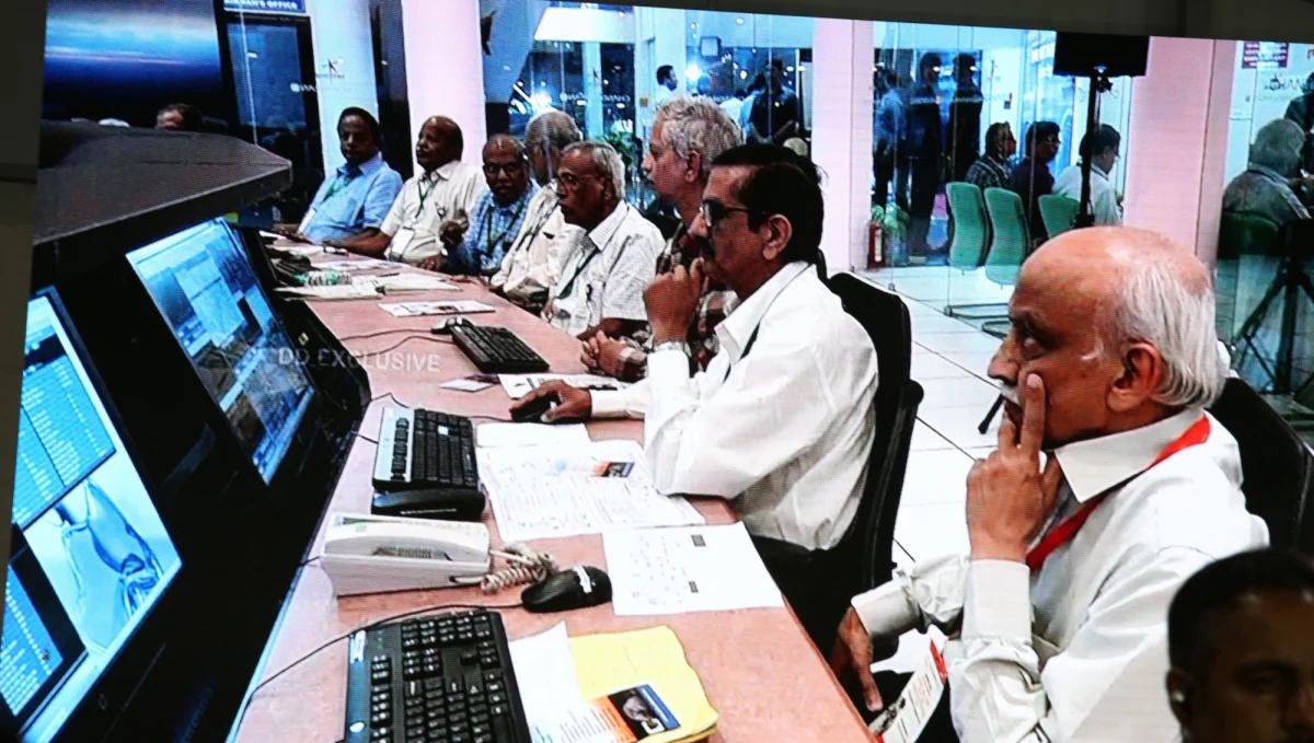 Indyjska agencja kosmiczna utraciła kontakt z lądownikiem Vikram, na krótko przed jego planowanym lądowaniem na Księżycu. "Analizujemy wszystkie dane" - powiedział szef agencji Kailasavadivoo Sivan.