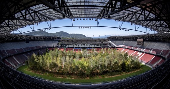 W Austrii na stadionie w Klagenfurcie przez jakiś czas piłkarze nie będą rozgrywać swoich meczów. Tymczasowo na murawie zasadzono ponad 300 drzew.