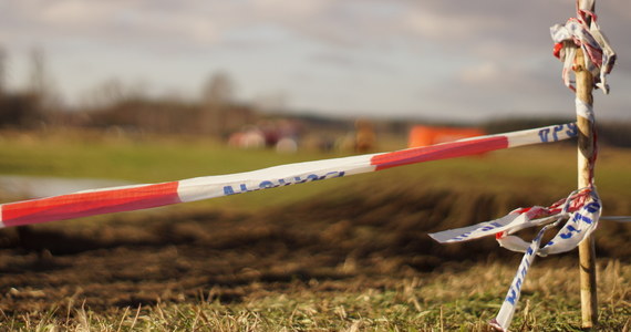 Policjanci poszukują sprawcy brutalnego zabójstwa młodej kobiety, do którego doszło w miejscowości Brzozowiec na Mazowszu. "Mężczyzna jest obywatelem Ukrainy i bezpośrednio po dokonanym przestępstwie wyjechał z Polski na Ukrainę, gdzie się ukrył" - mówi Paweł Rynkiewicz z Komendy Powiatowej Policji w Sochaczewie.