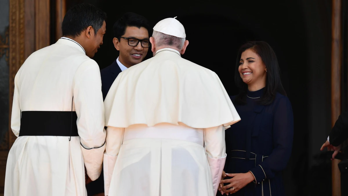 Papież Franciszek przebywający na Madagaskarze spotkał się w sobotę w klasztorze w stolicy, Antananarywie z rodziną, która przeżyła epidemię odry na wyspie. W ciągu roku zmarło tam na tę chorobę 1200 osób.