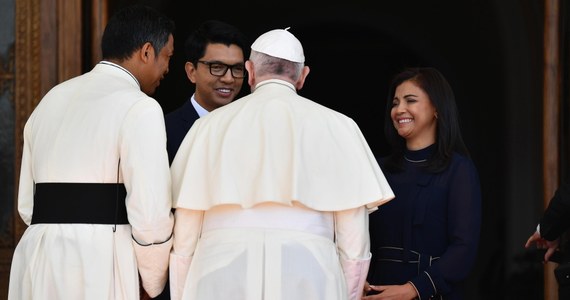 Papież Franciszek przebywający na Madagaskarze spotkał się w sobotę w klasztorze w stolicy, Antananarywie z rodziną, która przeżyła epidemię odry na wyspie. W ciągu roku zmarło tam na tę chorobę 1200 osób.